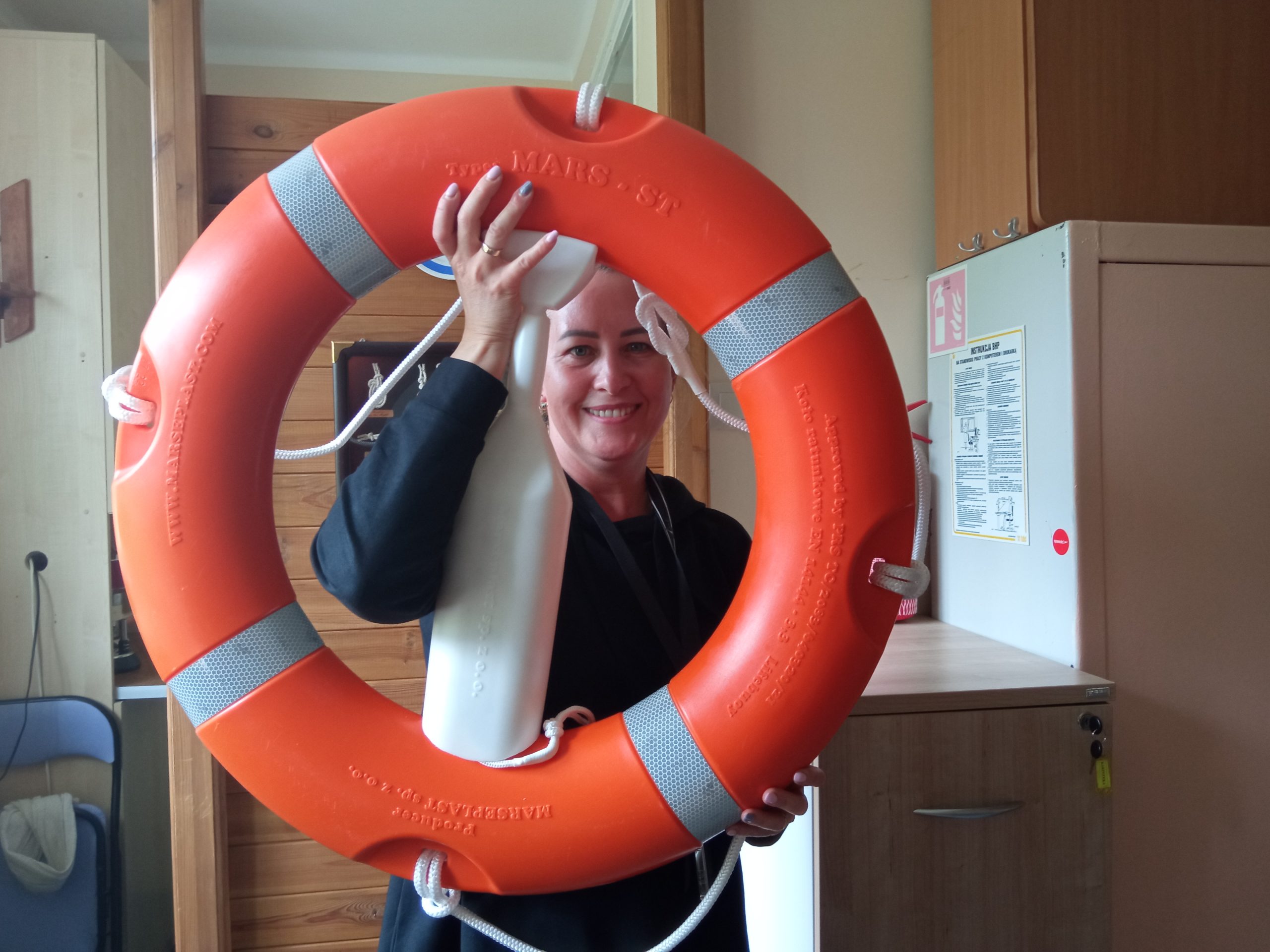 Kobieta trzyma koło ratunkowe