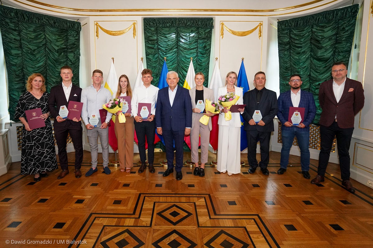 Sportowcy i trenerzy stoją z prezydentem Białegostoku