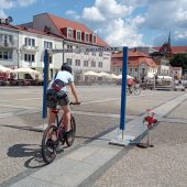Rowerzysta zbliża się do kurtyny wodnej