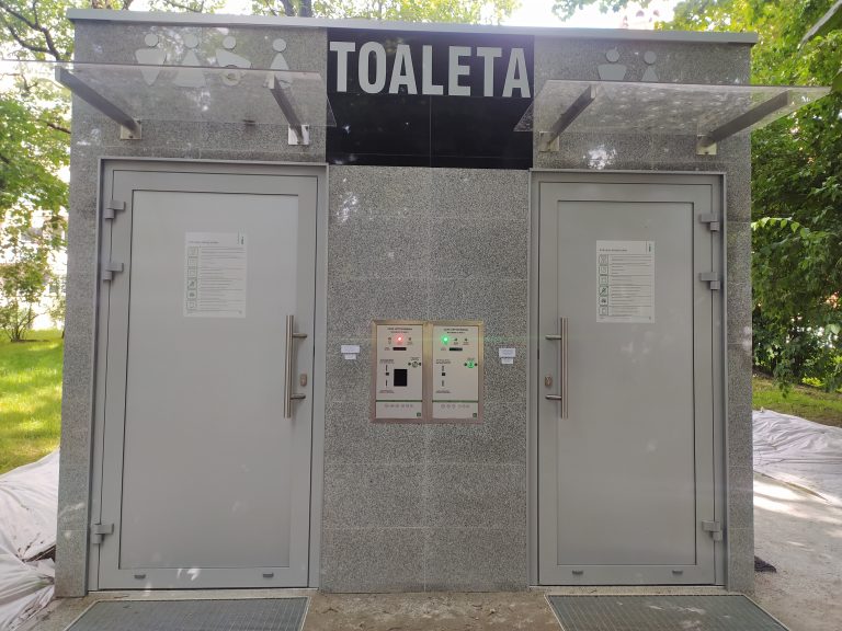 Toaleta w parku