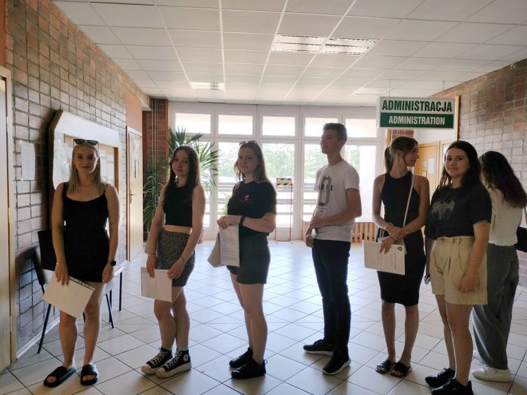 Kolejka przed wydziałową komisją rekrutacyjna