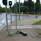 Porzucona hulajnoga leży na chodniku