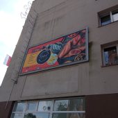 Neon żonkila na ścianie budynku