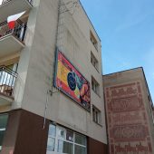 Widok na neon żonkila na ścianie budynku