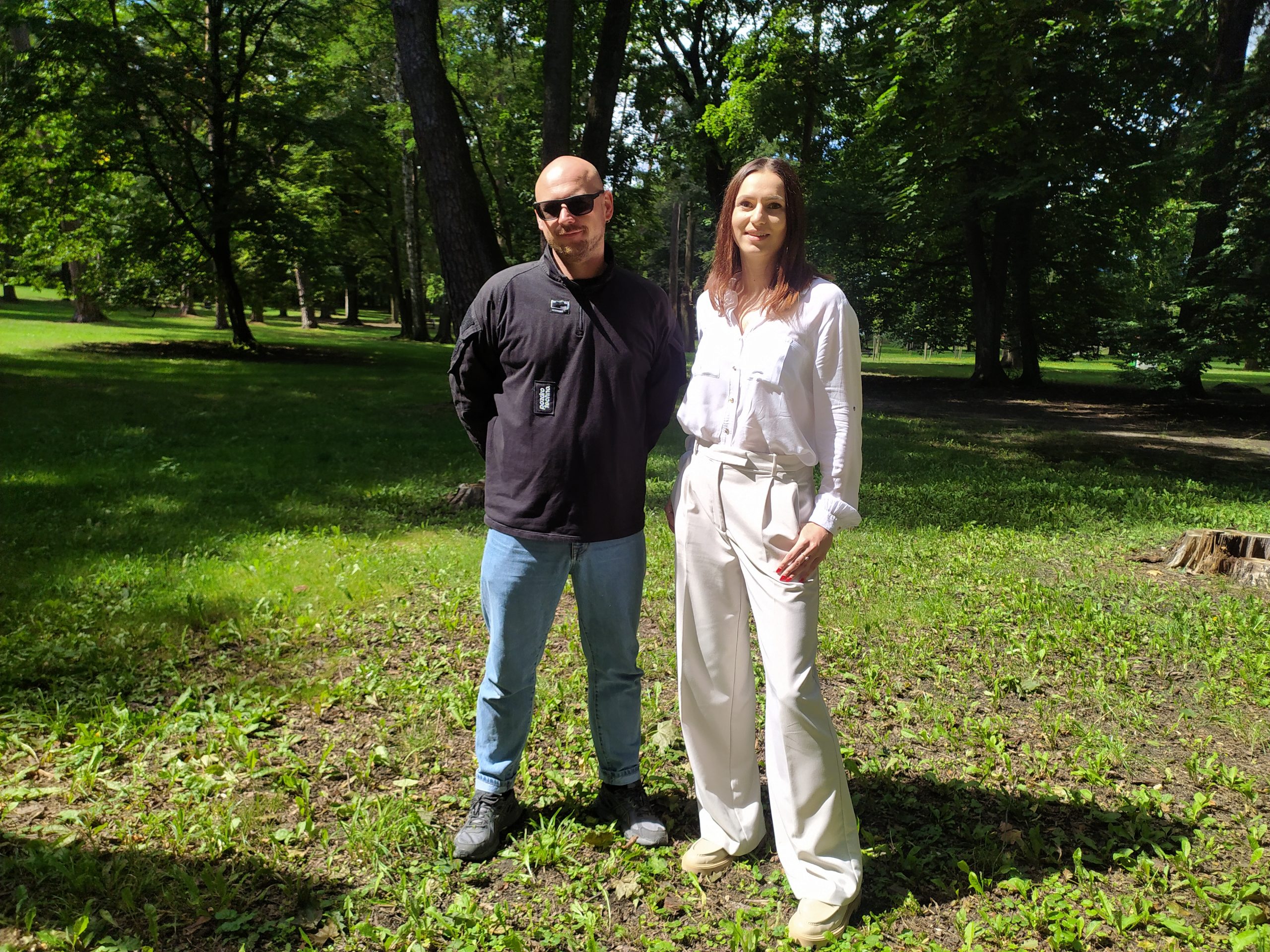 Mężczyzna i kobieta stoją w parku.