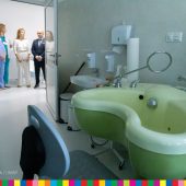 Nowoczesne wyposażone poradnie w szpitalu ogląda kilka osób