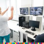Nowoczesne wyposażeni pracowni lekarskiej. Obrazy wyświetone na ekranie ogląda lekarka oraz męźczyzna