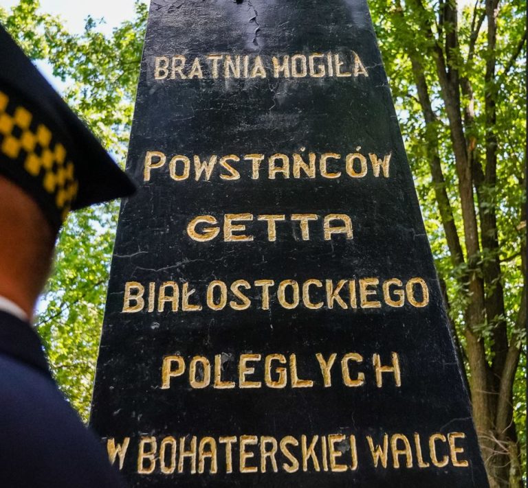 Fragment napisu złote litery na czarnym kamieniu na pomniku