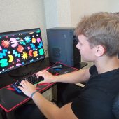 Uczeń siedzi przed ekranem komputera