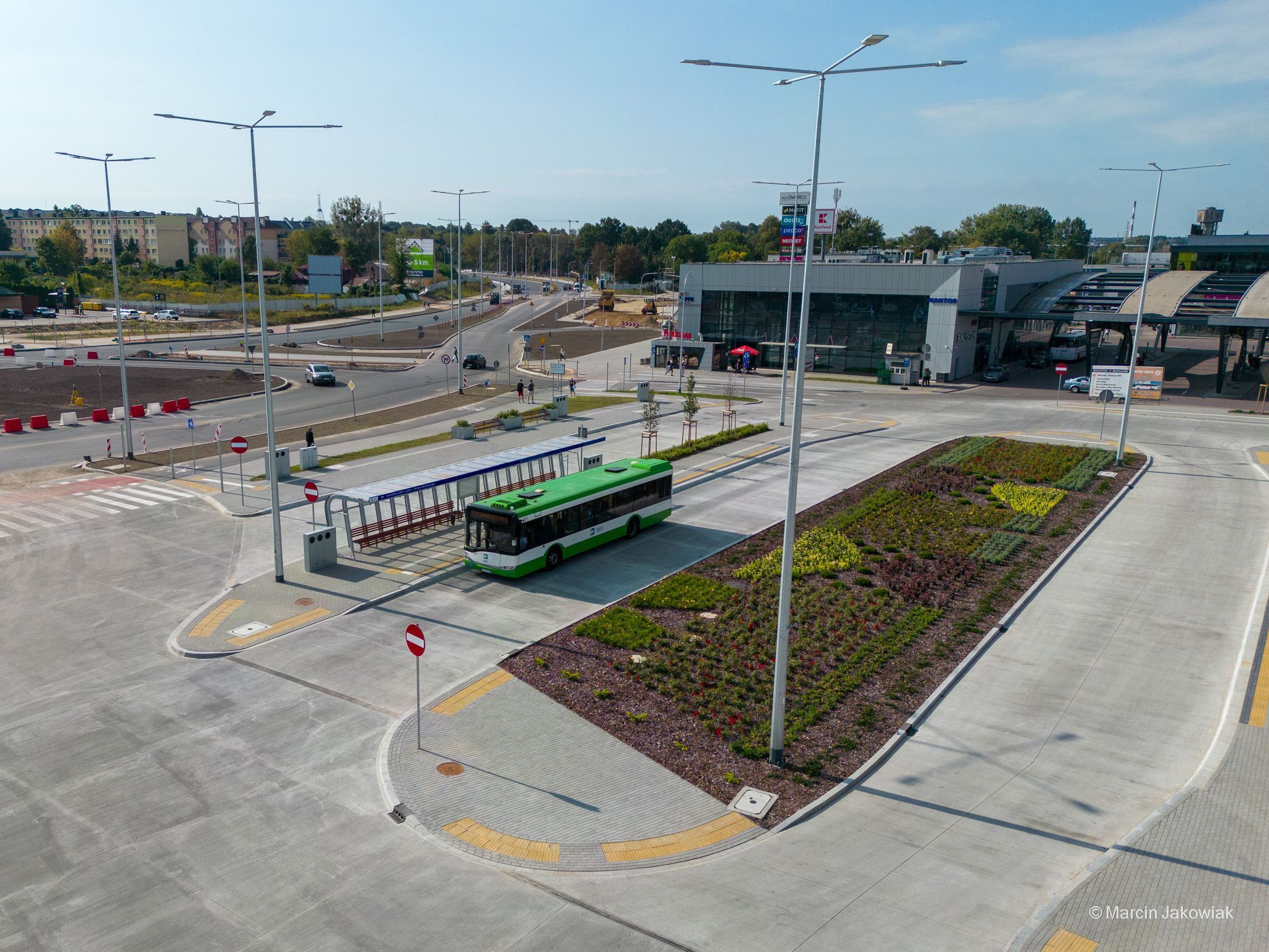 Widok z lotu ptaka na nowe centrum przesiadkowe: przystanek, autobus, zatoczki pas zieleni