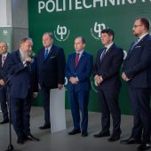 Grupa mężczyzn stoi obok siebie na konferencji prasowej