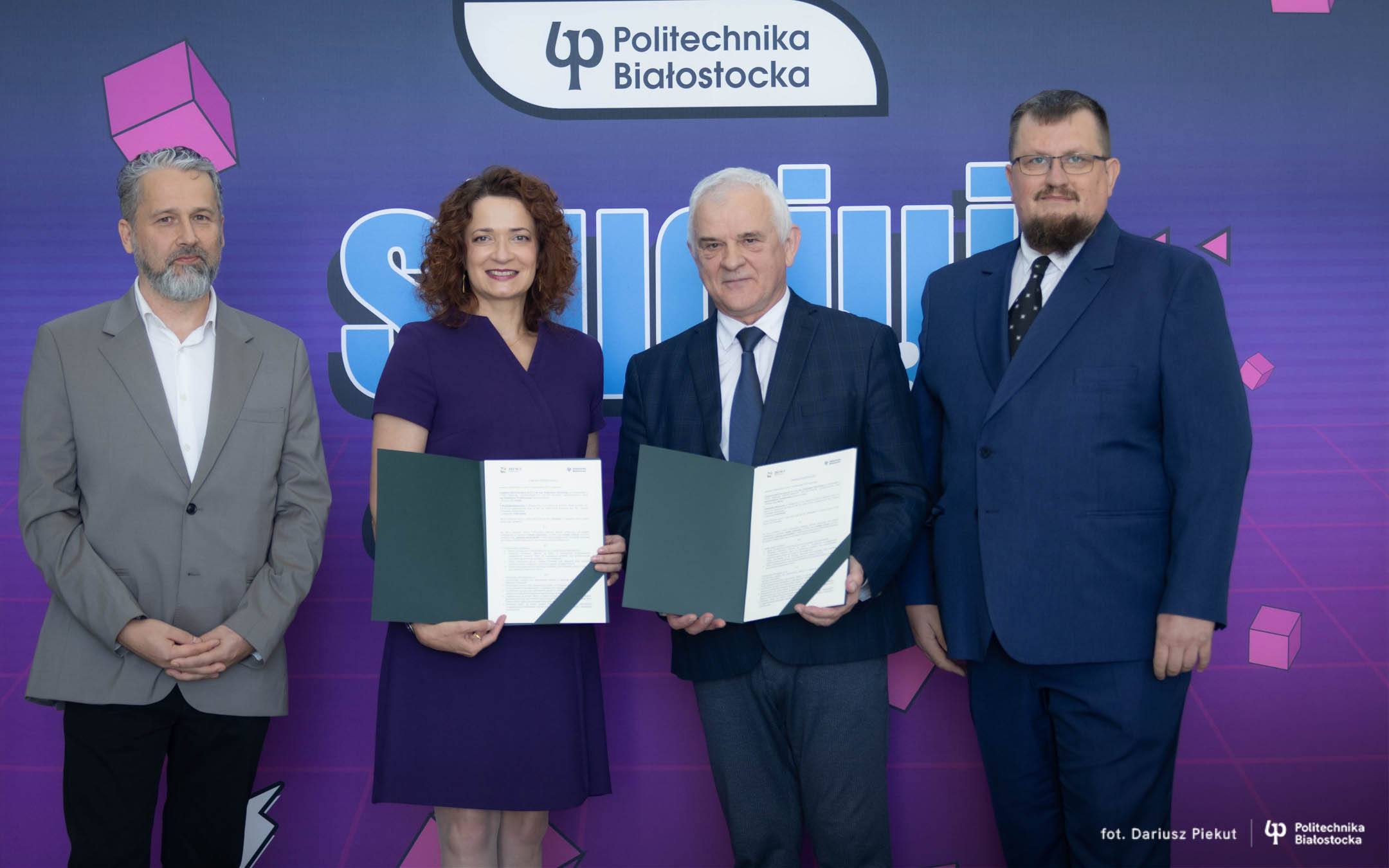 Osoby pozują do zdjęcia