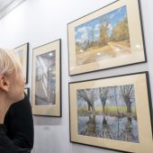 Kobieta na wystawie.