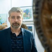 Mężczyzna na wystawie.