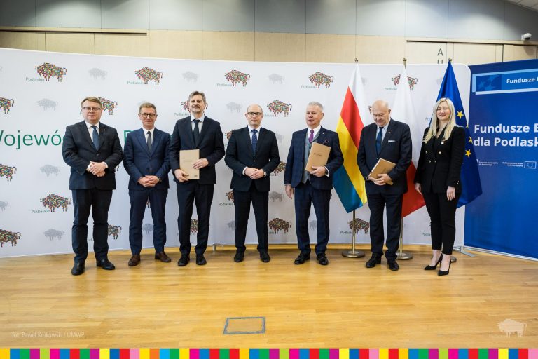 Ludzie pozują do zdjęcia.