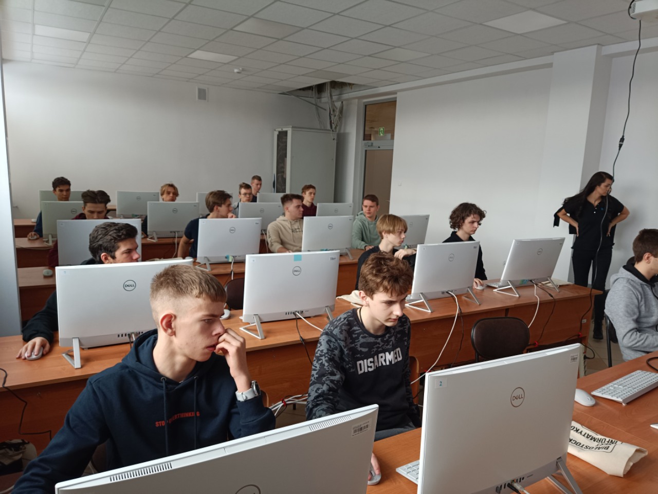 Ludzie siedzą przed komputerami.