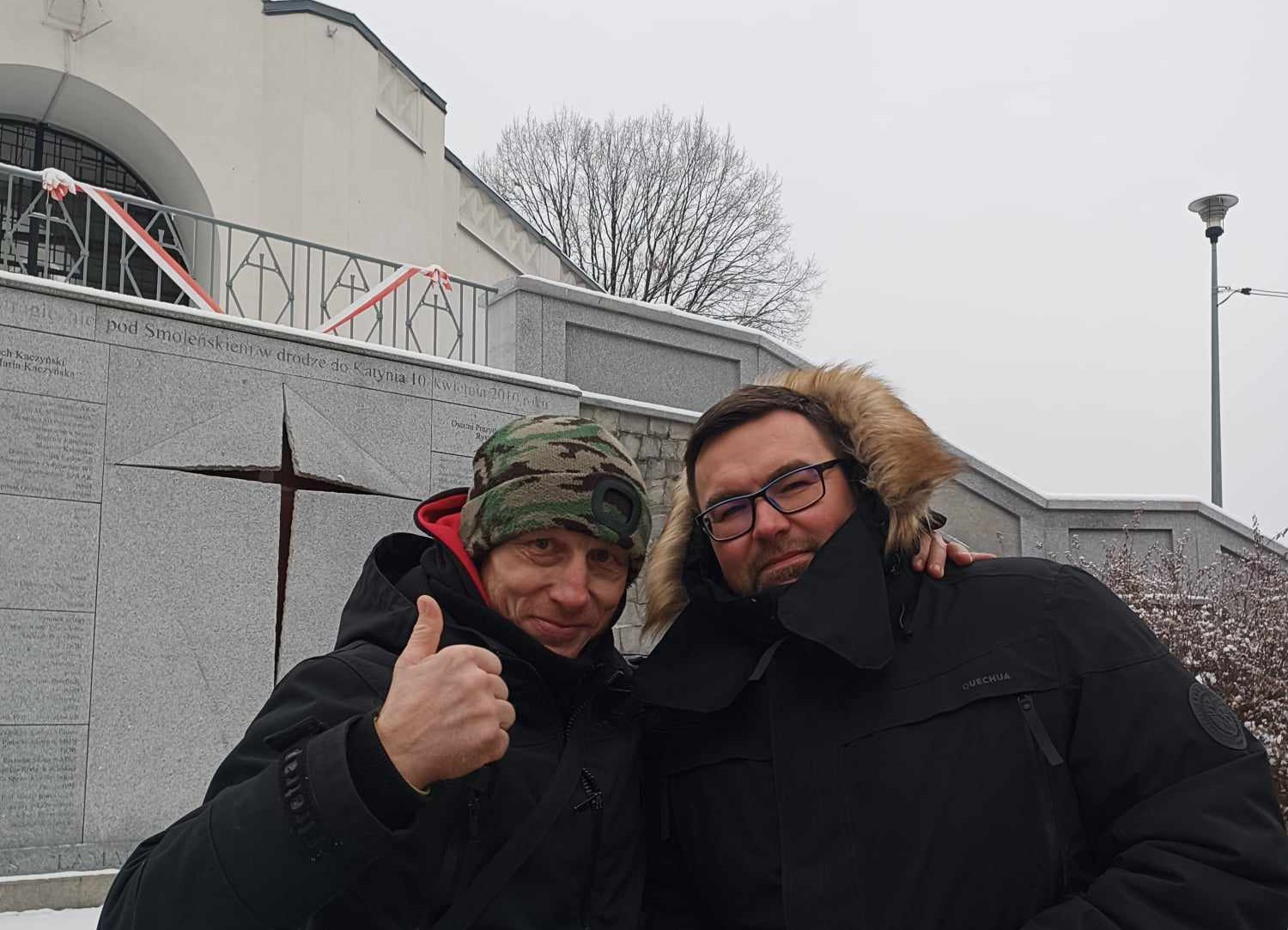 Dwóch mężczyzn na tle kościoła
