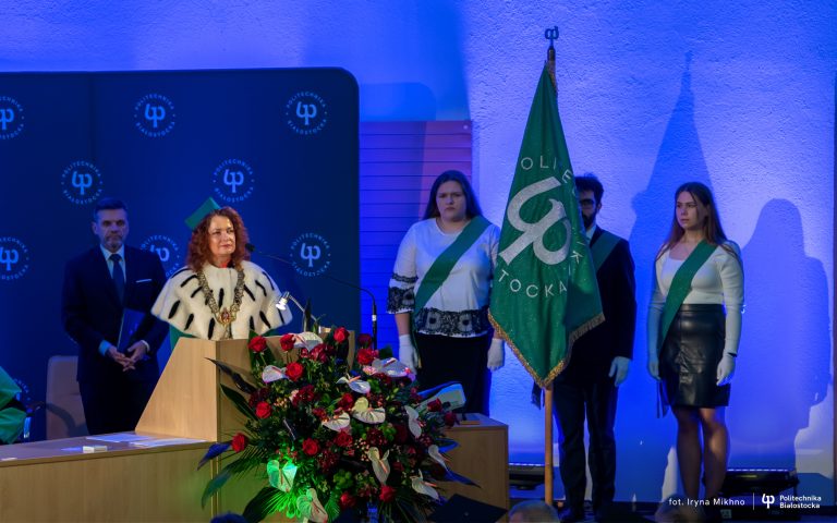 Rektor uczelni przemawia z auli.