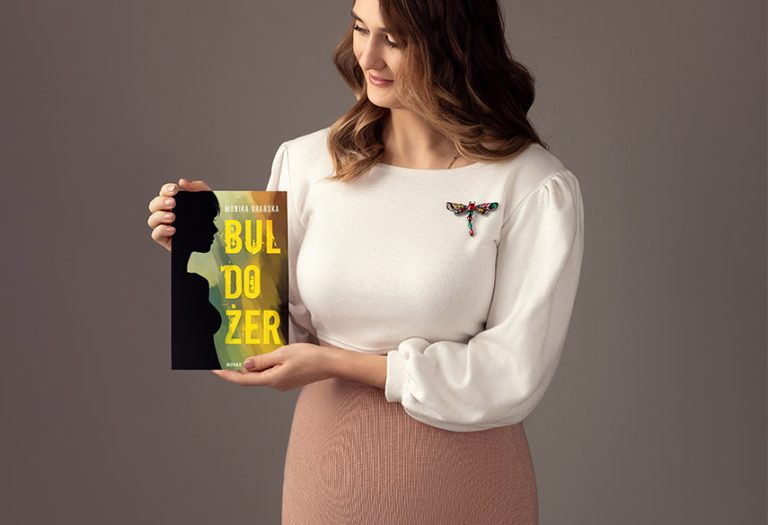 Monika Brańska z książką "Buldożer"