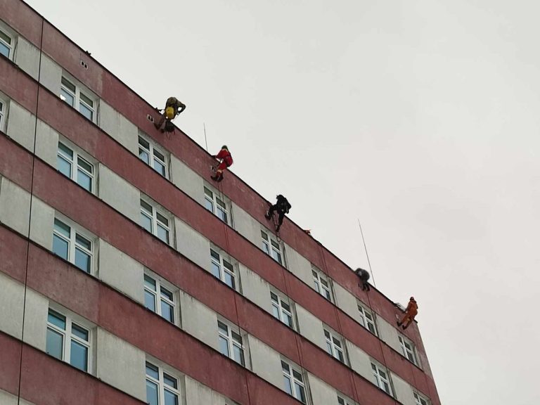 alpiniści na ścianie UDSK