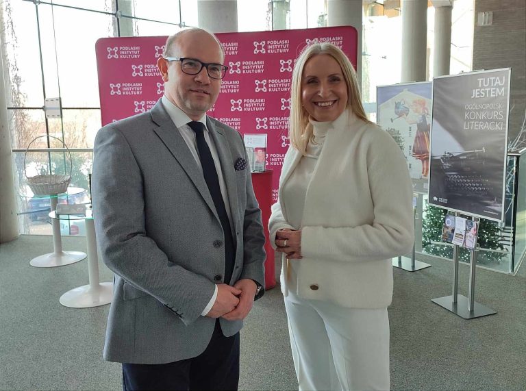 Marszałek Województwa Podlaskiego i dziennikarka Magdalena Gołaszewska