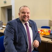 Mężczyzna siedzi przed komputerem.