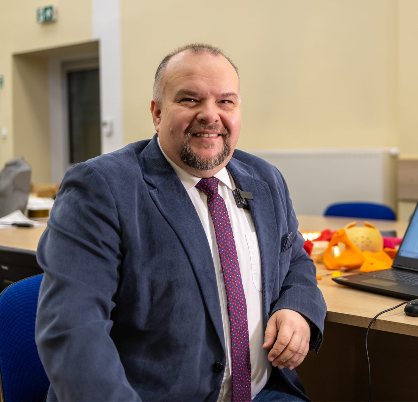 Mężczyzna siedzi przed komputerem.