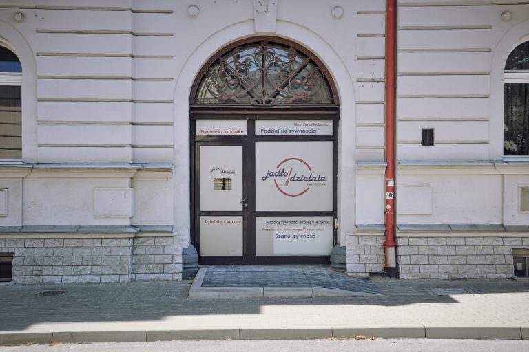 Drzwi z napisem Jadłodzeilnia