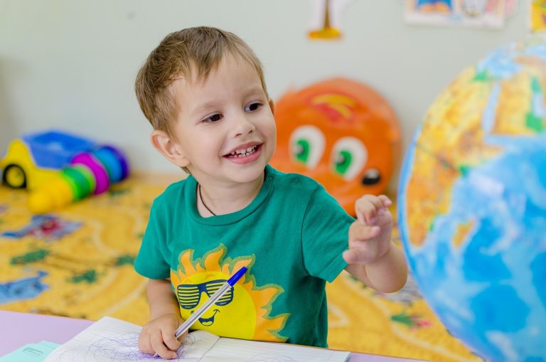 dziecko i globus