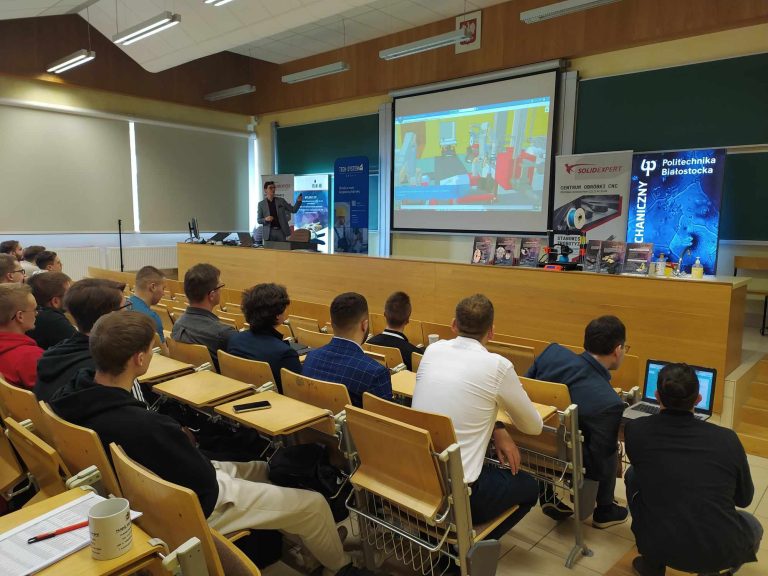 Studenci siedzą na auli.