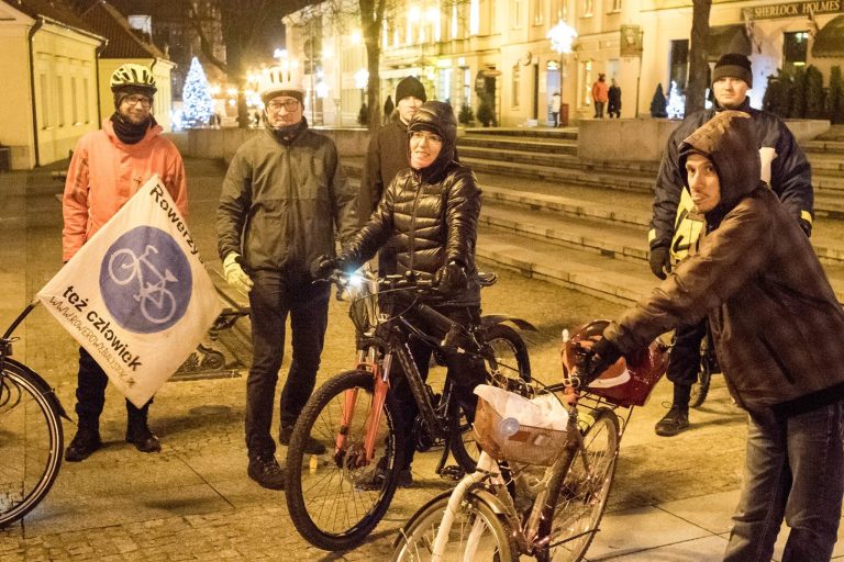 rowerzyści przy rowerach nocą