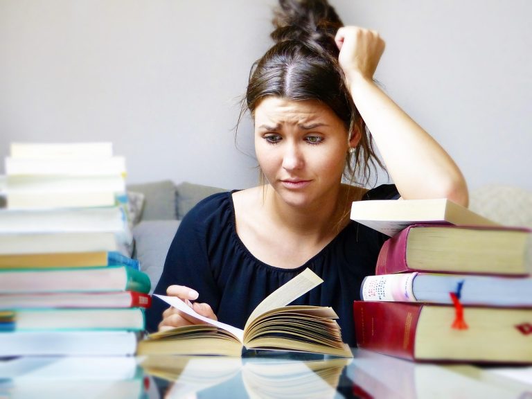Studentka i stos książek