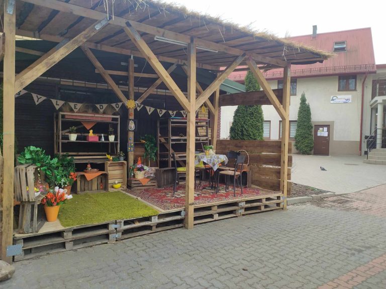 Wiosenna ekspozycja na podwórku.