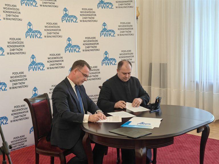 Podlaski Wojewódzki Konserwator Zabytków podpisuje dotację