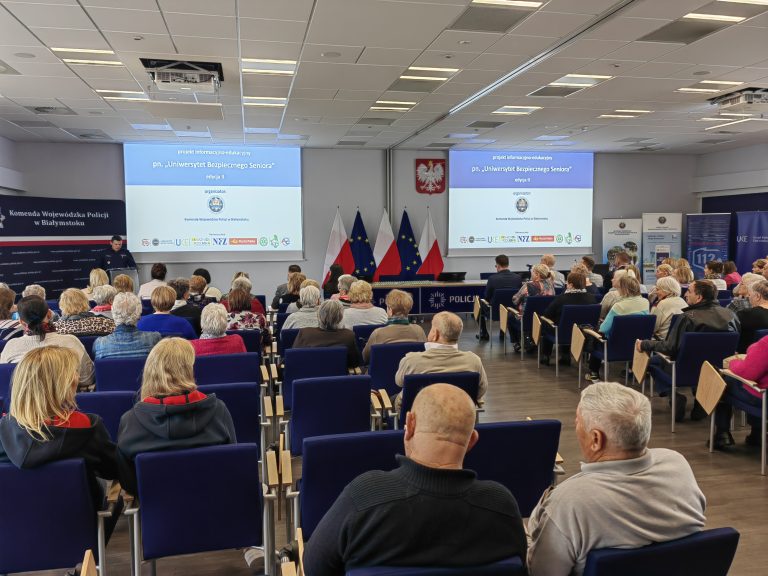 seniorzy słuchają wykładu podczas programu uniwersytet bezpiecznego seniora