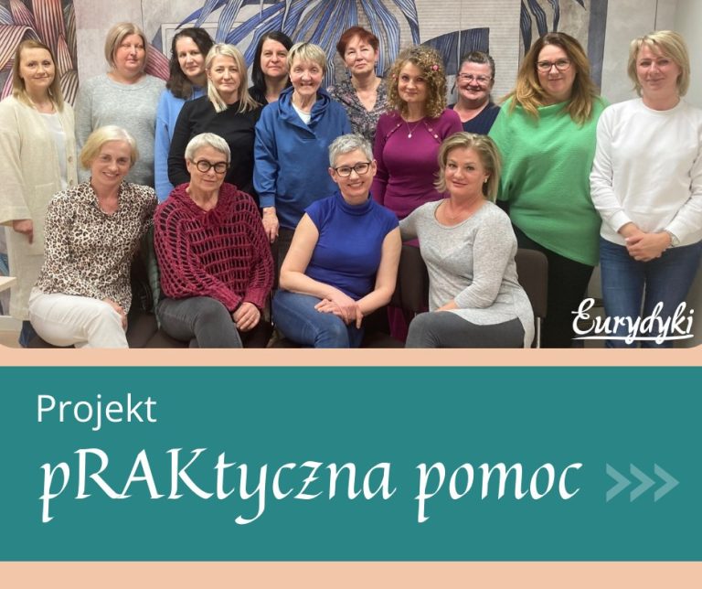 Kobiety pozują do zdjęcia.