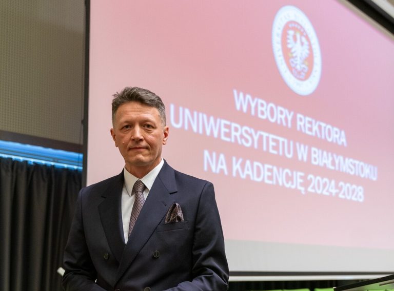 Mężczyzna na tle wyświetlacza.
