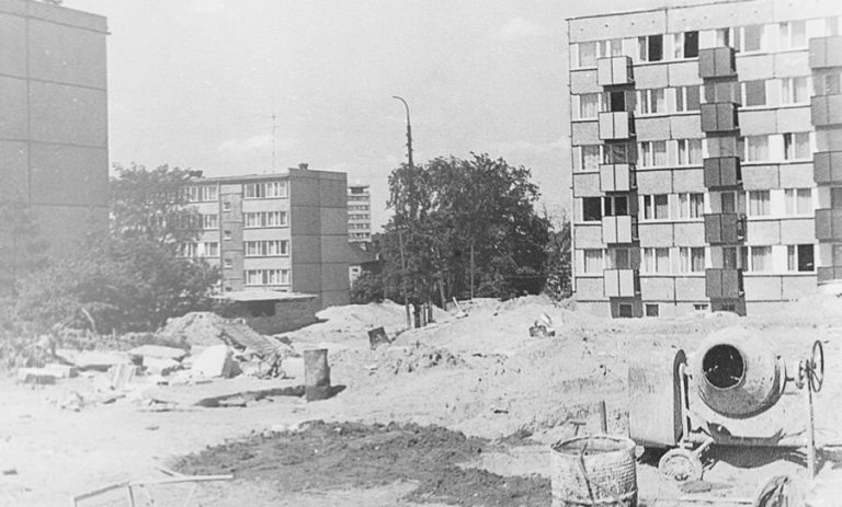 Stare zdjęcie prezentujące budowę bloku