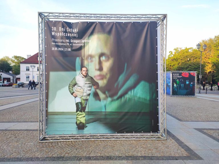 Plakat w przestrzeni miejskiej.
