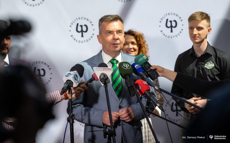 Mężczyzna mówi do mikrofonów.