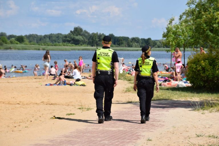 Strażnicy miejscy na plaży.