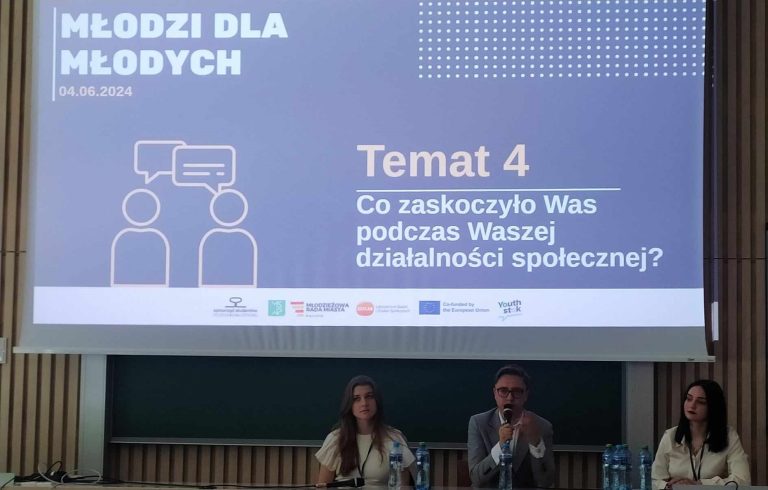 Paneliści na wykładzie.