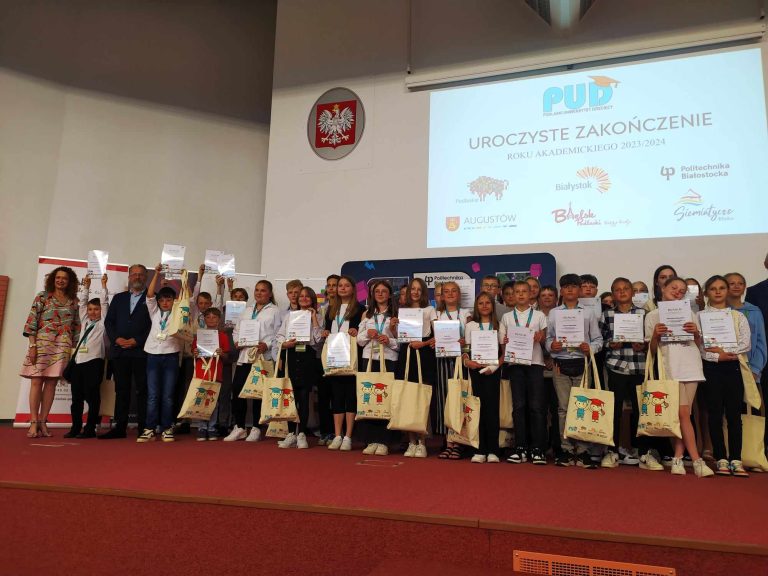 Dzieci na scenie.