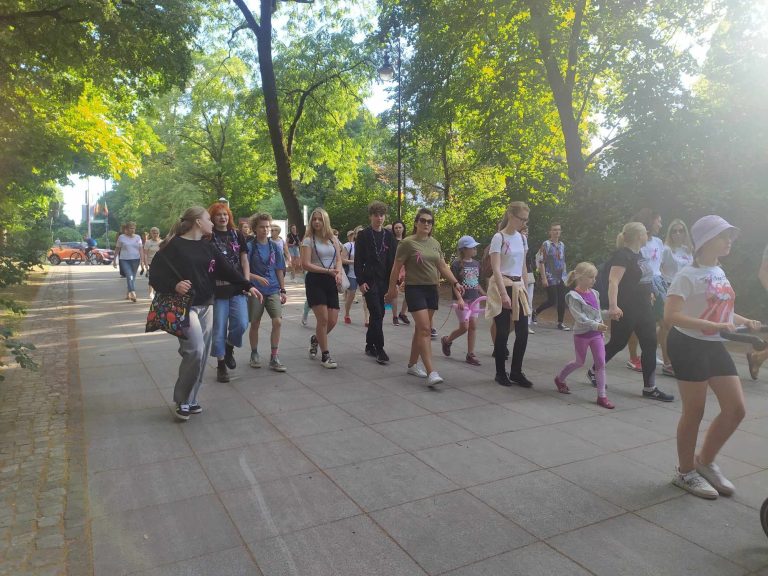 Ludzie spacerują po parku..