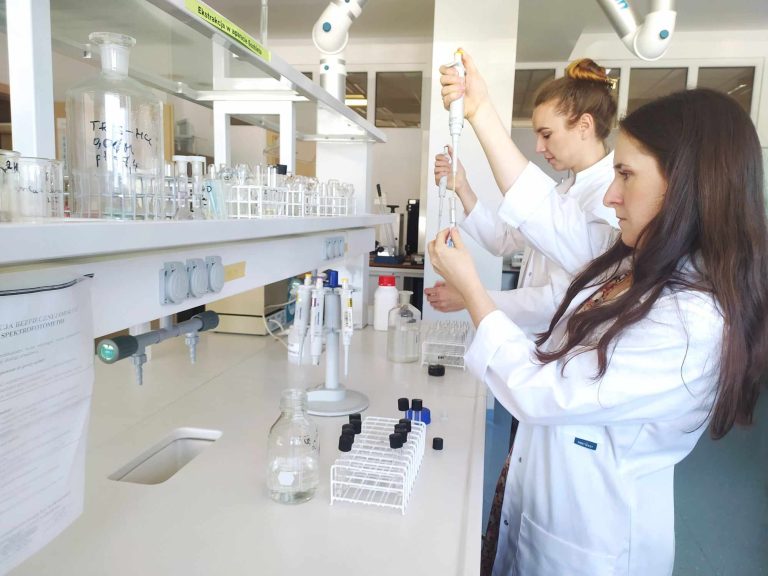 Dwie studencki w laboratorium