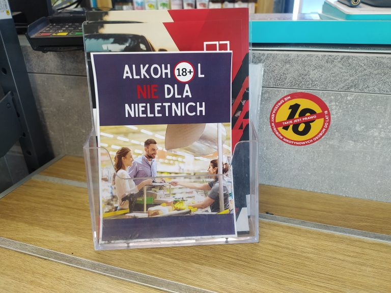 Ulotka na ladzie sklepowej.,