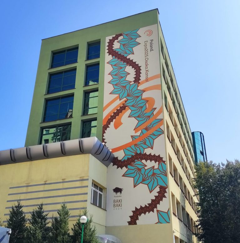 Mural promujący udział Województwa Podlaskiego w EXPO OSAKA, autorstwa japońskiego artysty streetartowego BAKI BAKI