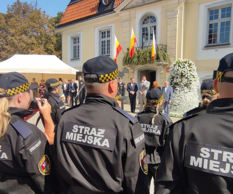 Strażnicy miejscy podczas uroczystości związanych z świętem straży miejskiej