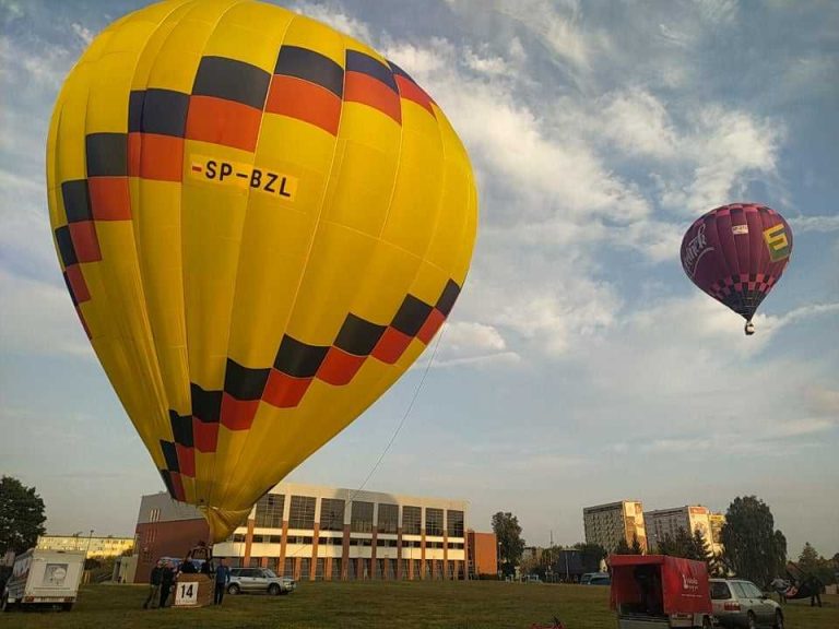 Dwa balony startują.