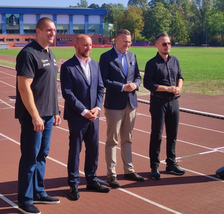 Na murawie Białostockiego Stadionu Zwierzyniec stoją uczestnicy Briefingu Prasowego.